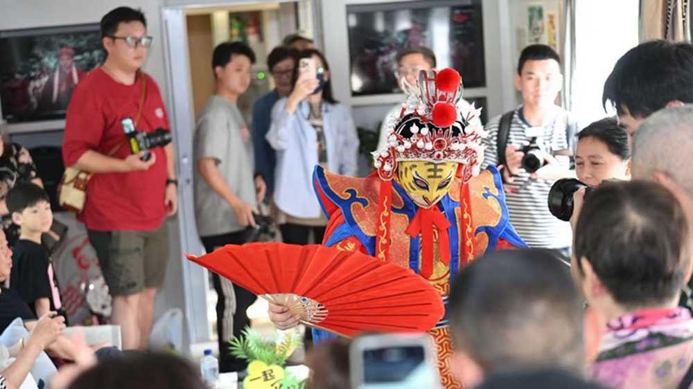 “安逸號(hào)”熊貓旅游專列上的節(jié)目表演.jpg